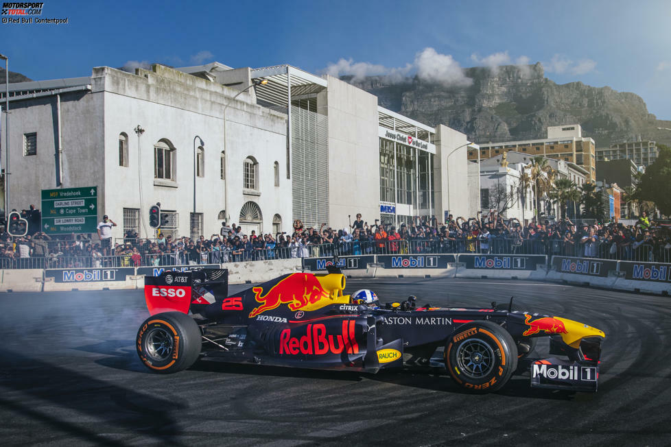 Red Bull hat am ersten Juni-Wochenende einen Showrun abgehalten ...