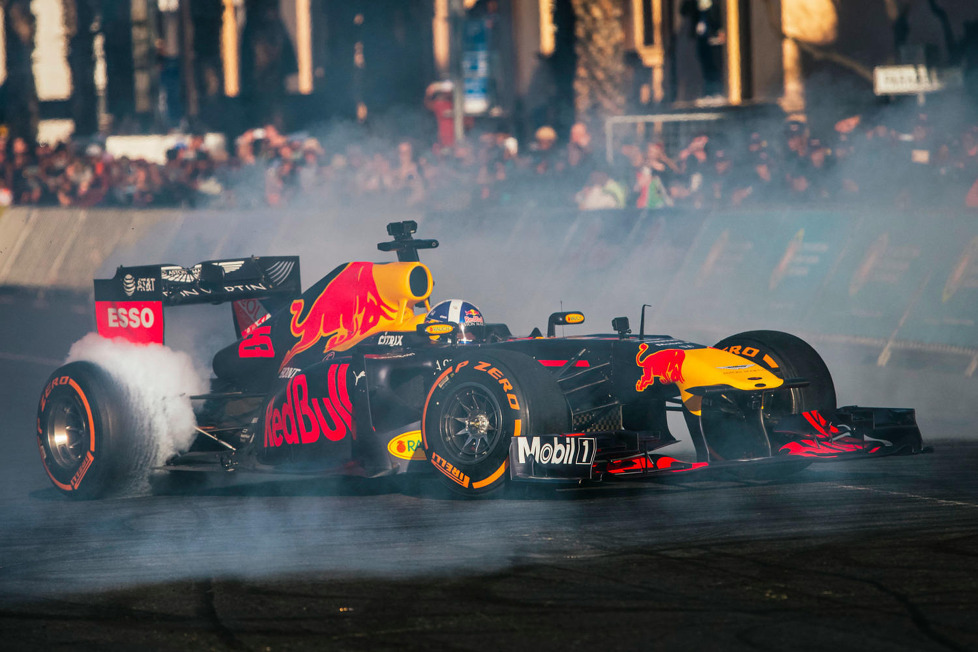 David Coulthard pilotiert einen RB7 mit V8-Motor im Heck in den Straßen von Kapstadt und versprüht Formel-1-Freude in der südafrikanischen Metropole