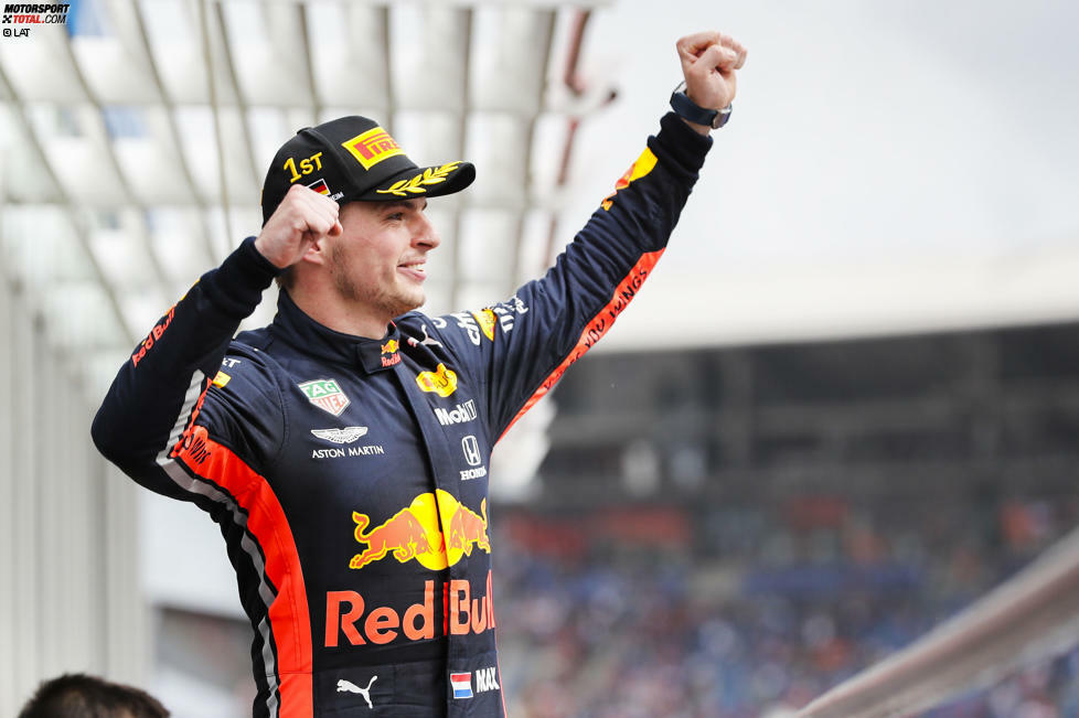 Max Verstappen (1): Wer den Start verhaut und sich dreht, der kann eigentlich keine 1 bekommen, oder? Kann er doch! Auf der nasseren Seite kamen alle schlechter weg, und für den Dreher auf kalten, härteren Reifen nehmen wir ihn in Schutz - da hätte Red Bull mitdenken müssen. Am Sieg gab es letzten Endes keine Zweifel - bei uns auch nicht.