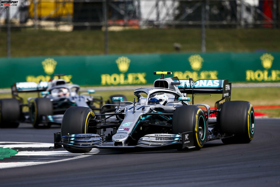 Valtteri Bottas (2): Man hatte im epischen Zweikampf in den ersten Runden nicht das Gefühl, dass er gleich schnell fahren kann wie Hamilton. Trotzdem blieb er vorne - auch, weil Hamilton gegen den Teamkollegen nicht letztes Risiko ging. Das Safety-Car-Pech spielt für unsere Einschätzung keine Rolle. Ein Hauch zu wenig für Note 1.