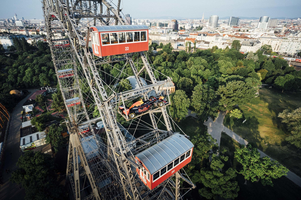 Zur Einstimmung auf den Grand Prix in Spielberg hat Red Bull den RB15 auf Österreich-Tournee geschickt, mit Highlight am Wiener Riesenrad ...