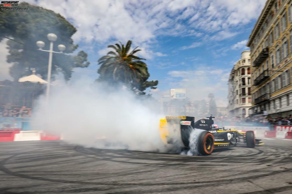 Daniel Ricciardo begeistert am Steuer eines E20 die französischen Fans in Nizza. Der Event ist Teil der Roadshow, die Renault vor dem Frankreich-GP abhält. Klick dich durch die schönsten Bilder aus Nizza!