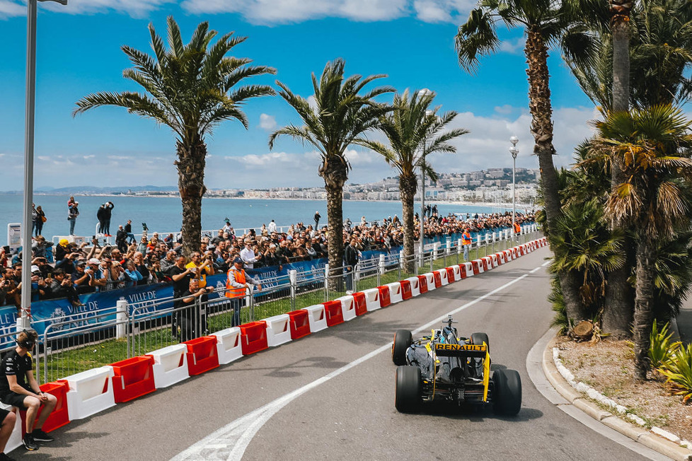 Renault macht mit seiner geplanten Roadshow in Nizza Halt, wo Daniel Ricciardo die Massen in einem E20 begeistert