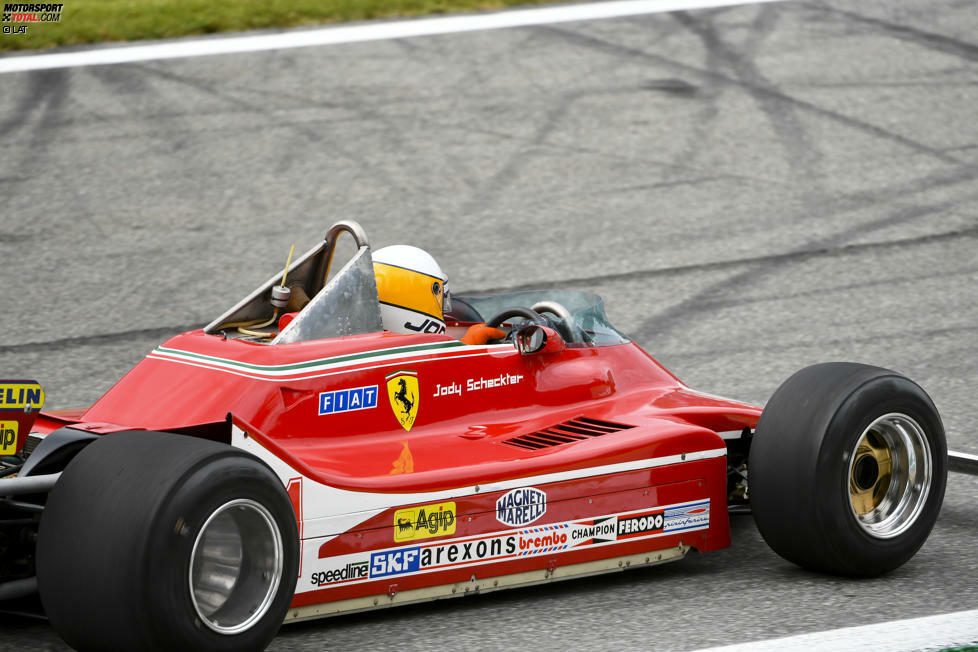 ... denn Teamkollege Gilles Villeneuve beendete den Italien-Klassiker auf Rang zwei nur 0,460 Sekunden hinter Scheckter. Ferrari durfte sich über einen Doppelsieg freuen.