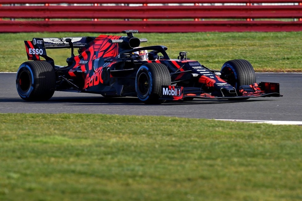Max Verstappen absolvierte in Silverstone die Jungfernfahrt mit dem neuen Red-Bull-Honda RB15: Wir zeigen die ersten Fotos vom Shakedown des Rennwagens