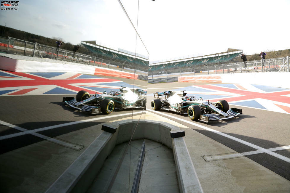 Mercedes zeigte den W10 in Silverstone der Öffentlichkeit. Valtteri Bottas und Lewis Hamilton fuhren gleich die ersten Runden im neuen Silberpfeil. Hier sind die Bilder!