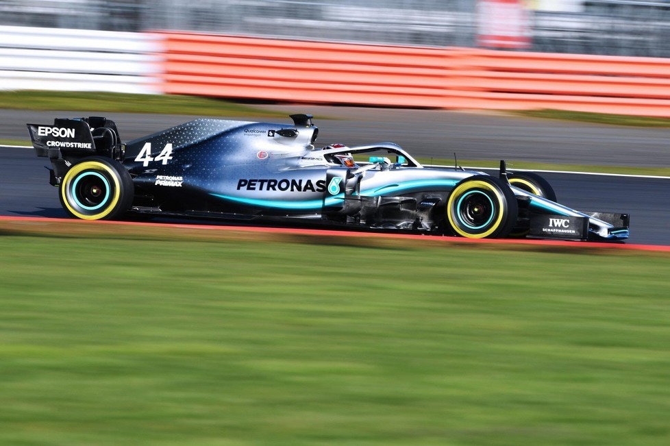 Valtteri Bottas und Lewis Hamilton drehten in Silverstone die ersten Runden mit dem neuen Mercedes W10: Wir zeigen die ersten Fotos vom Shakedown des Silberpfeils