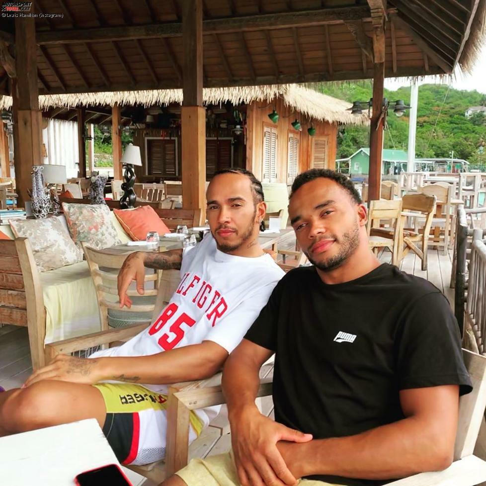 Ganz entspannt: Lewis Hamilton im Urlaub mit Bruder Nicolas. Man darf beim WM-Leader aber wohl davon ausgehen, dass es im August nicht die ganze Zeit so ruhig war ...