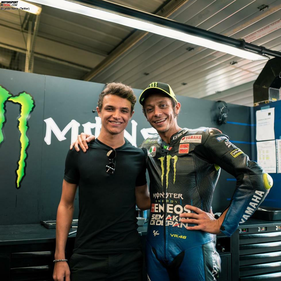 Lando Norris konnte die Finger auch in der Pause nicht so recht vom Motorsport lassen. Er war unter anderem als Gast bei der MotoGP in Silverstone. Selbst gefahren ist er natürlich nicht, dafür hat er aber unter anderem sein großes Idol Valentino Rossi getroffen. Ist doch auch was!