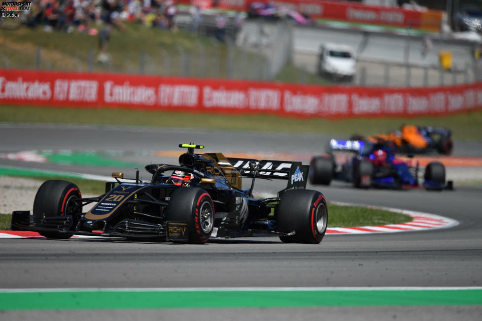 Kevin Magnussen (3): Im Teamduell mit Grosjean war er nach dem Re-Start aggressiv, aber fair. Er ist nicht daran schuld, dass Grosjean in die Auslaufzone musste. Allerdings schmälert seine Note, dass der Haas in Barcelona gegangen ist wie eine Granate - und eindeutig das viertschnellste Auto im Feld war.