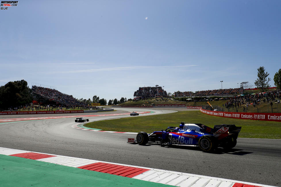 Alexander Albon (3): Der Rookie aus Thailand (der in London lebt) liefert weiterhin starke Leistungen ab. Er bekommt von uns die beste Drei des vergangenen Wochenendes. Hätte er sich am Ende auch noch Grosjean gekrallt und den letzten Punkt geholt, hätten wir sogar zu einer Zwei gegriffen.