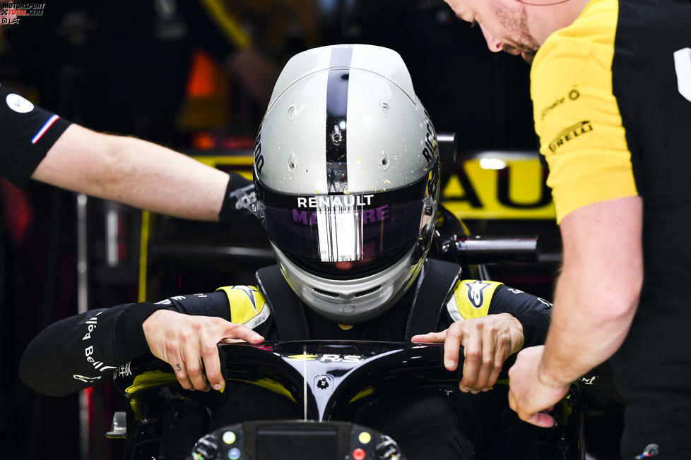 Daniel Ricciardo (Renault) hat sich für einen Retro-Look entschieden. Der Australier hat sich ganz auf Designer Jens Munser verlassen, der ihm einen Helm angelehnt an die Anfangsjahre der Königsklasse gestaltet hat.