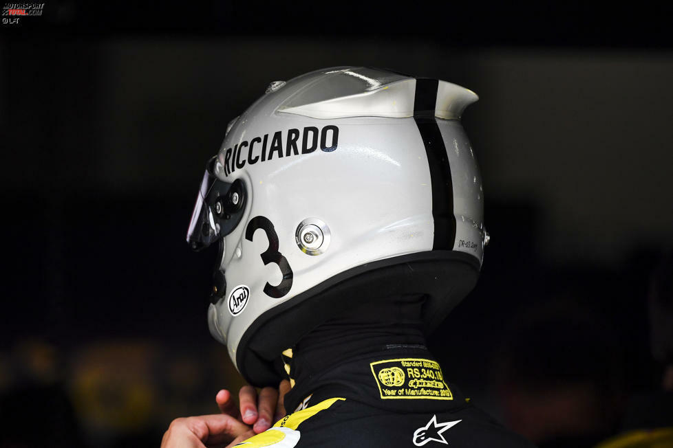 Inspiriert wurde der graue Helm mit schwarzem Streifen und der schwarzen Drei auf der Seite von Sir Jack Brabham. Der Australier gewann die Weltmeisterschaft dreimal und ist für Ricciardo ein großes Vorbild.