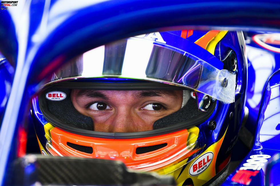 Auch Rookie Alexander Albon (Toro Rosso) erinnert mit seinem Helmdesign zum Jubiläum an einen Ex-Rennfahrer. Denn bereits im ersten Formel-1-Rennen aller Zeiten stand ein Thailänder am Start: Prinz Bira.
