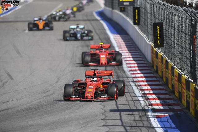 Ferrari sorgte in Sotschi 2019 für heftige Diskussionen, als man Sebastian Vettel anwies, Charles Leclerc die Führung zu überlassen. Der Deutsche widersetzte sich, und Ferrari drehte die Positionen später an der Box. In der Geschichte der Formel 1 nicht das erste Mal, dass eine Stallregie für Schlagzeilen sorgte ...