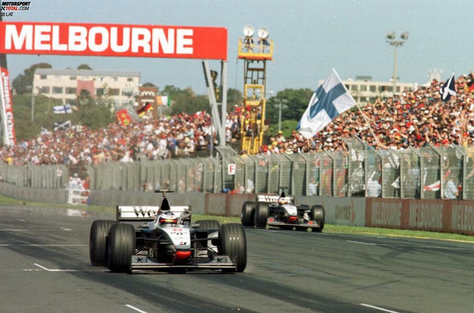 Australien 1998 - Mika Häkkinen fährt beim Saisonauftakt dem Sieg entgegen, bis er nach einem Missverständnis unnötigerweise an die Box kommt und so die Führung an seinen McLaren-Teamkollegen David Coulthard verliert. Der Schotte erhält daraufhin die Anweisung, Häkkinen die Führung zurückzugeben.