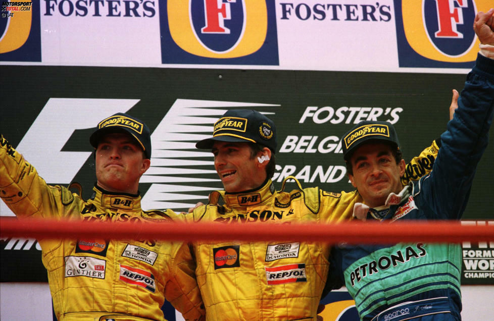 Der Weltmeister von 1996 schlägt eine Teamorder vor, um den Doppelsieg abzusichern. Das Team stimmt zu. Obwohl Schumacher deutlich schneller ist, darf er seinen Teamkollegen nicht attackieren. Für Hill ist es der letzte Sieg in der Formel 1, Schumacher feiert seinen ersten Grand-Prix-Sieg erst 2001. Es folgen noch fünf weitere.