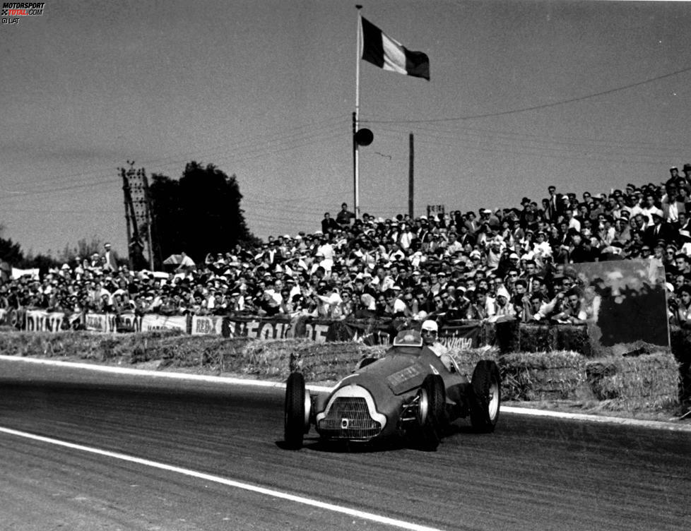 Fangio gewinnt das Rennen anschließend und trägt sich damit gemeinsam mit Fagioli in die Siegerliste ein. Doch der Italiener ist so sauer, dass er anschließend zurücktritt und nie wieder einen Grand Prix fährt. Immerhin: Mit 53 Jahren ist er der bis heute älteste Formel-1-Sieger aller Zeiten - dank Fangio.