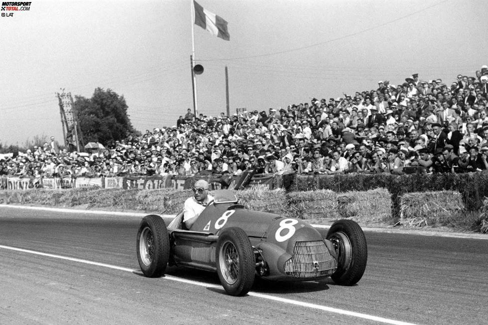 Frankreich 1951 - Ja, Stallregie gibt es auch schon in der zweiten Formel-1-Saison der Geschichte - und was für eine! Nachdem am Alfa Romeo von Juan Manuel Fangio Probleme auftreten, wird Teamkollege Luigi Fagioli an die Box gerufen, um dem Argentinier sein Auto zu überlassen. Damals ist das erlaubt.