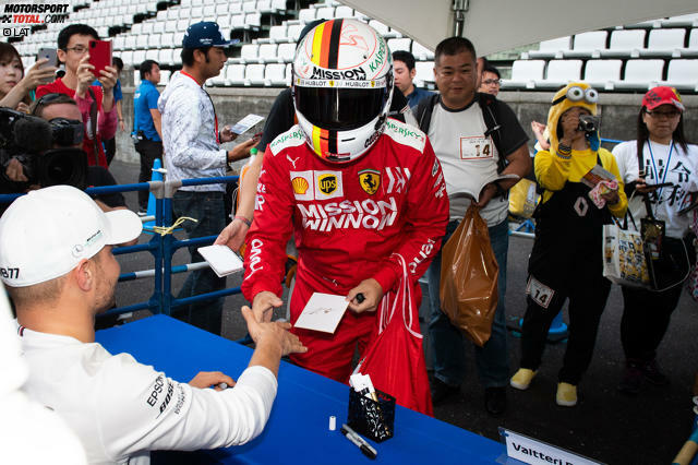 Ist das etwa ...? Nein, das ist natürlich nicht der echte Sebastian Vettel sondern ein Fan, der sich hier ein Autogramm bei Valtteri Bottas holt - glauben wir zumindest! Auf jeden Fall ist dieses Bild bei den besten Schnappschüssen des Japan-GP 2019 ganz weit vorne.