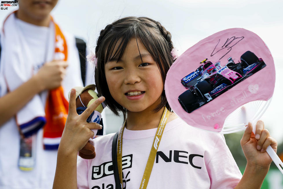 Tatsächlich hat in Japan gefühlt jede Person im Fahrerlager einen eigenen Fanclub mitgebracht. Selbst Lance Stroll, über den sich in Europa hartnäckig das Gerücht hält, er habe gar keine Fans ...