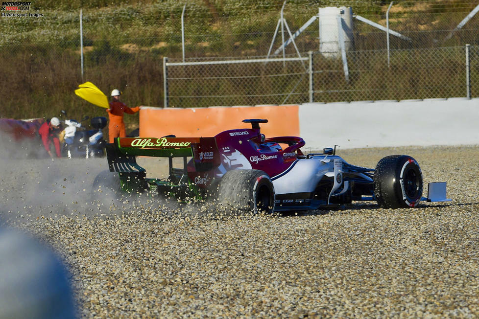 Endstation Kiesbett: Ex-Champion Kimi Räikkönen sorgte im Alfa Romeo C38 gleich zu Beginn der Wintertests 2019 für den ersten Zwischenfall, indem er rückwärts von der Strecke kreiselte. Hier ist der komplette Abflug in Bildern!