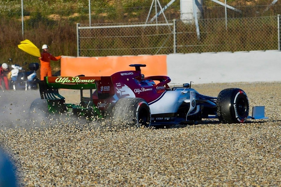 Kimi Räikkönen hat im Alfa Romeo C38 für den ersten Unfall bei den Wintertests der Formel 1 2019 gesorgt: Unsere Fotostrecke zeigt den kompletten Zwischenfall!