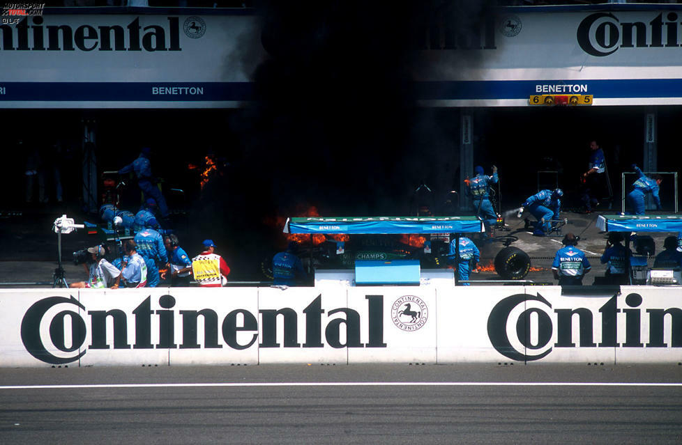 Wenige Sekunden später entzündet sich ein Feuer und die Benetton-Box gleicht einem flammenden Inferno.