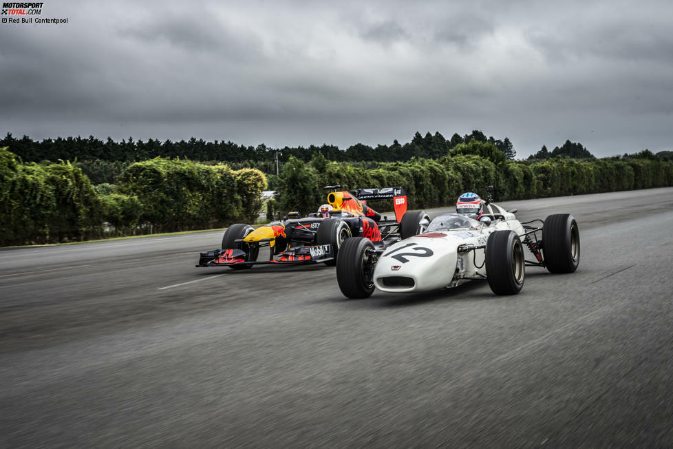 Während Sato im Honda sitzen blieb, leistete ihm Verstappen im RB7 aus der Saison 2011 Gesellschaft.