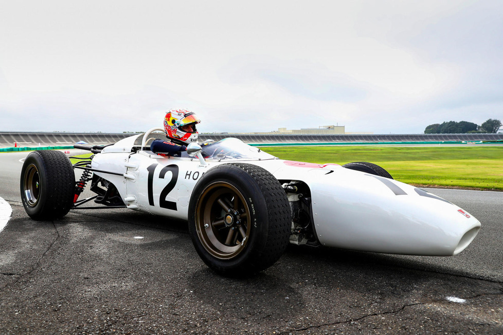 Max Verstappen hat gemeinsam mit Ex-Formel-1-Fahrer Takuma Sato die Chance bekommen, vor dem Japan-GP den RA272 zu testen