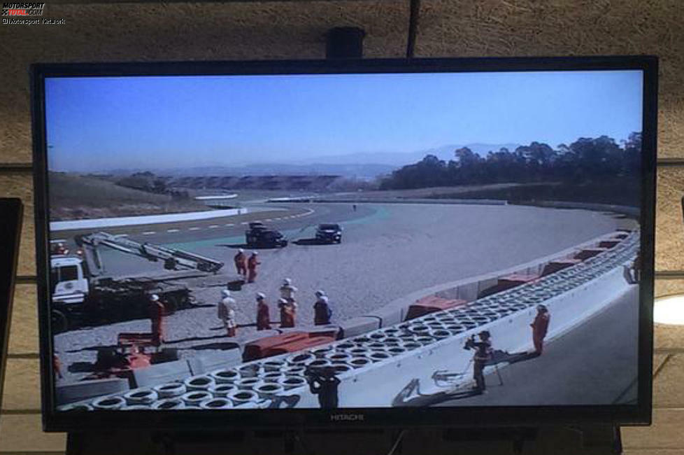 In der tückischen Kurve 3 kam Vettel von der Strecke ab und schlug mit seinem SF90 frontal in die Reifenstapel ein, wie dieses Bild vom Strecken-TV zeigt