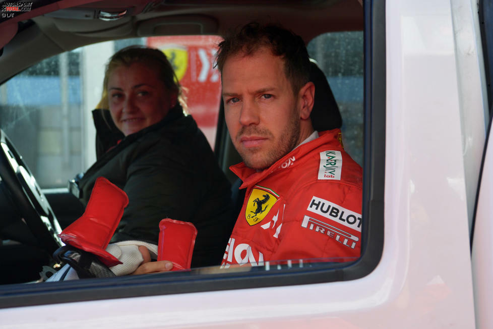 ... Vettel selbst hat den Crash unverletzt überstanden, hier sitzt er bereits in einem Fahrzeug der Streckensicherung