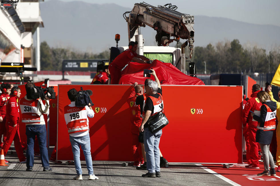 Inwiefern der Unfall die weiteren Testpläne von Ferrari beeinflussen wird, steht bislang noch nicht fest - Vettel hätte den SF90 eigentlich am Nachmittag an Charles Leclerc übergeben sollen ...