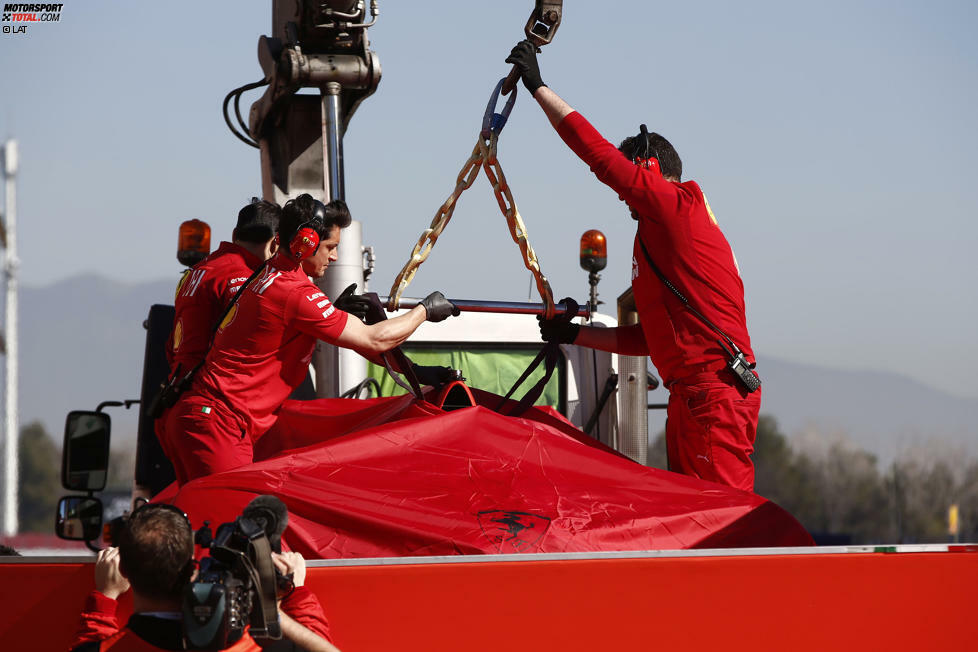 Der Ferrari SF90 wiederum wurde per Lastwagen zurück in die Box gebracht, wo sich die Mechaniker über das Unfallauto hermachen werden