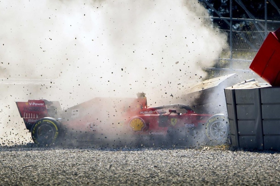 Am sechsten Tag der Formel-1-Wintertests 2019 hatte Ferrari-Pilot Sebastian Vettel einen Unfall. Hier sind die Bilder von seinem Abflug in Barcelona!