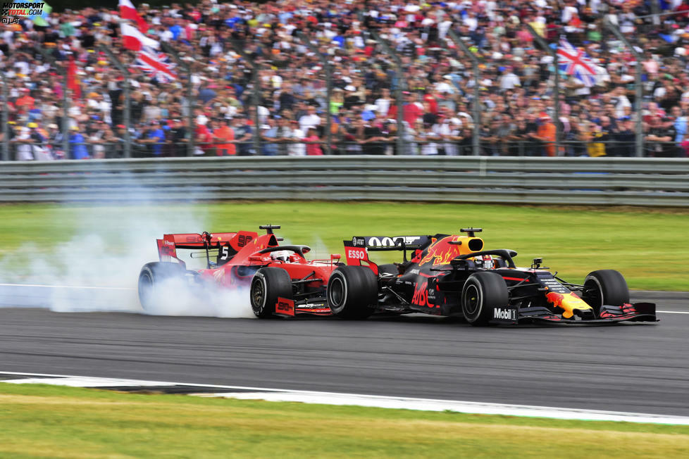 Runde 37 beim Formel-1-Rennen von Silverstone: Max Verstappen überholt Sebastian Vettel in der Stowe-Kuve und setzt sich vor den Ferrari. Der will kontern, doch das geht schief!
