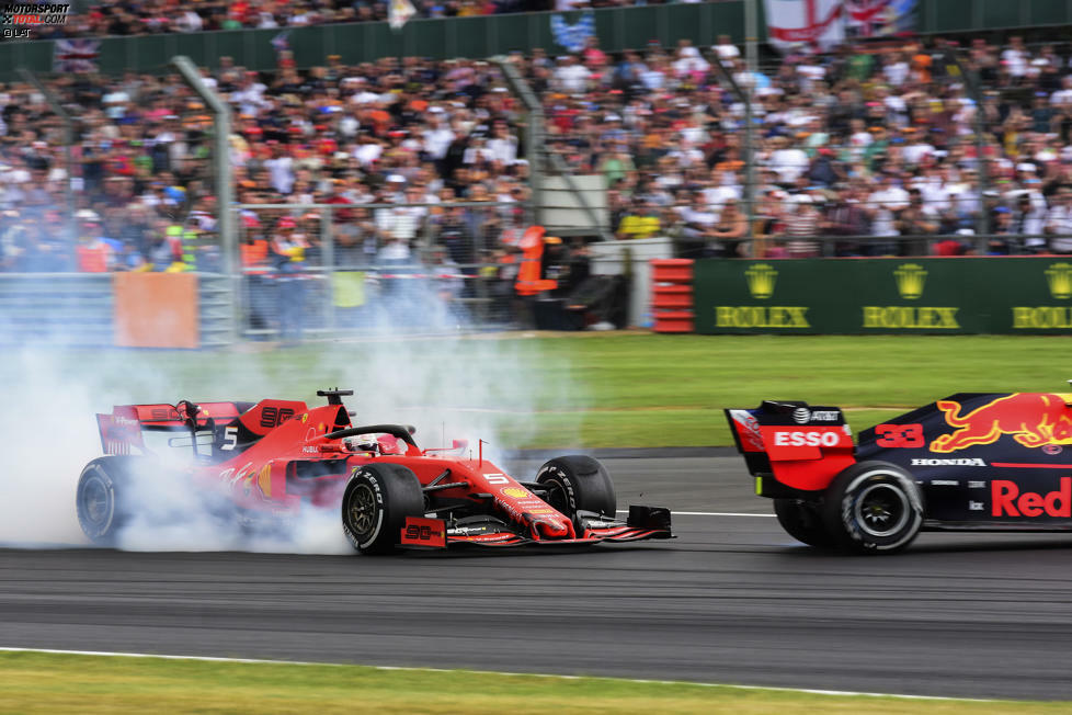 Vettel will innen wieder an Verstappen vorbei, doch der macht die Linie zu. Beim Anbremsen fährt Vettel seinem Konkurrenten ins Heck.