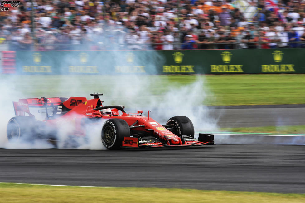 Mit rauchenden Rädern dreht sich Vettel, während Verstappen innen über den Randstein kreiselt und ausgehoben wird.