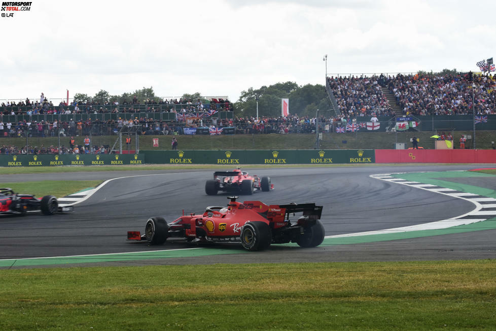 Vettel muss hingegen in der Box eine neue Nase abholen und fasst zudem eine Zeitstrafe von zehn Sekunden auf. Die spült ihn am Ende auf Rang 16 - hinter die beiden Williams!