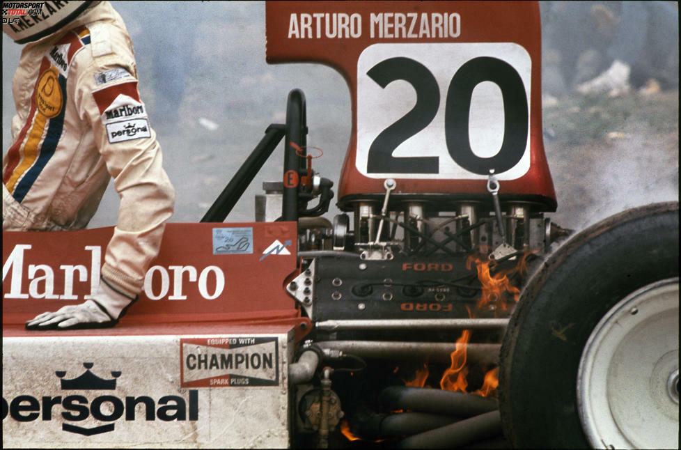 Im gleichen Rennen (Jarama 1974) sitzt Arturo Merzario schon im FW03. Und macht sich schleunigst aus dem Staub, als das Auto zu brennen beginnt.