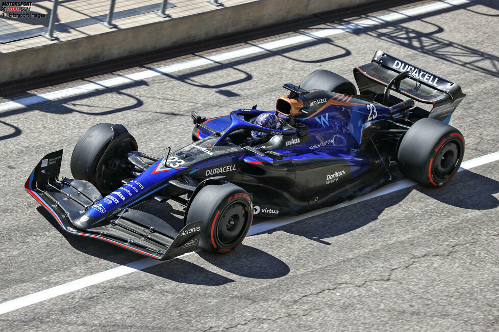 2022 stellt Williams erneut ein neues Farbdesign vor. Der FW44 kommt in unterschiedlichen Blautönen daher, mit roten Akzenten. Als Fahrer sind Alexander Albon und Nicholas Latifi dabei. Mit nur acht Punkten fällt Williams wieder zurück auf den letzten Platz.