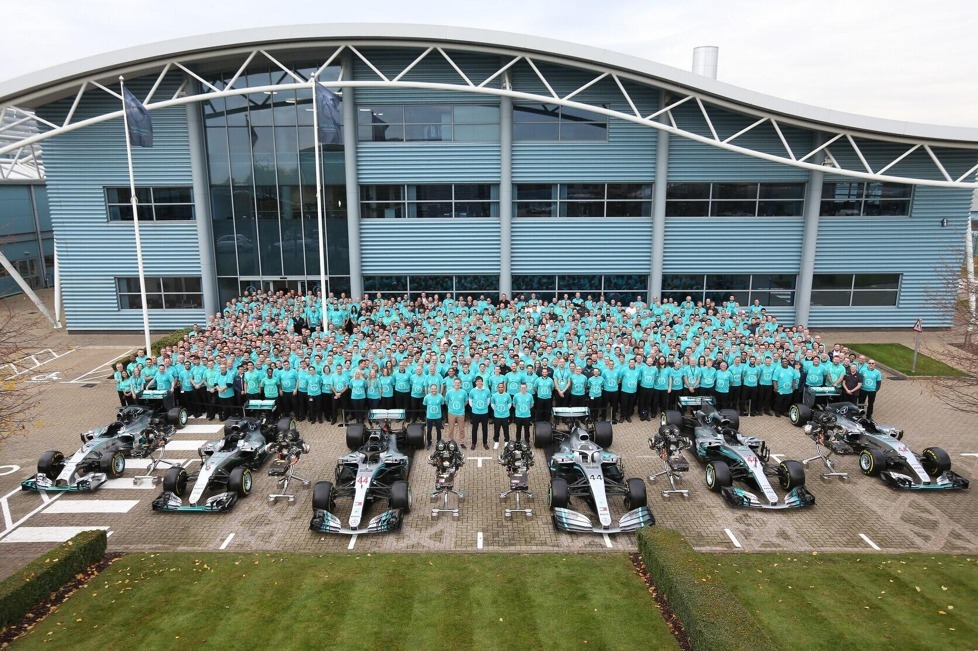 Lewis Hamilton, Valtteri Bottas und Toto Wolff feiern den erneuten WM-Titelgewinn in der Formel 1 mit der Mercedes-Belegschaft in England!