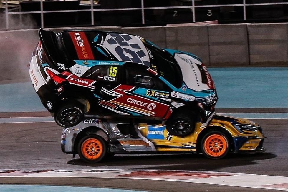 Wilde Bilder beim ersten Halbfinale der WRX 2019 in Abu Dhabi: Von einem Randstein ausgehebelt, landet der Hyundai von Nitiss auf dem Dach von Marklunds Renault