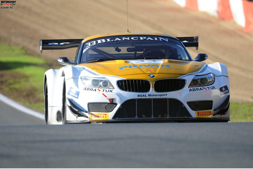 BMW Z4 GT3 - Blancpain-GT-Serie (2014): Modifiziertes Bremspedal, auf dem Beinprothese fixiert wird; Lenkrad mit Ring zum Gas geben; Schaltung über Schaltwippen am Lenkrad