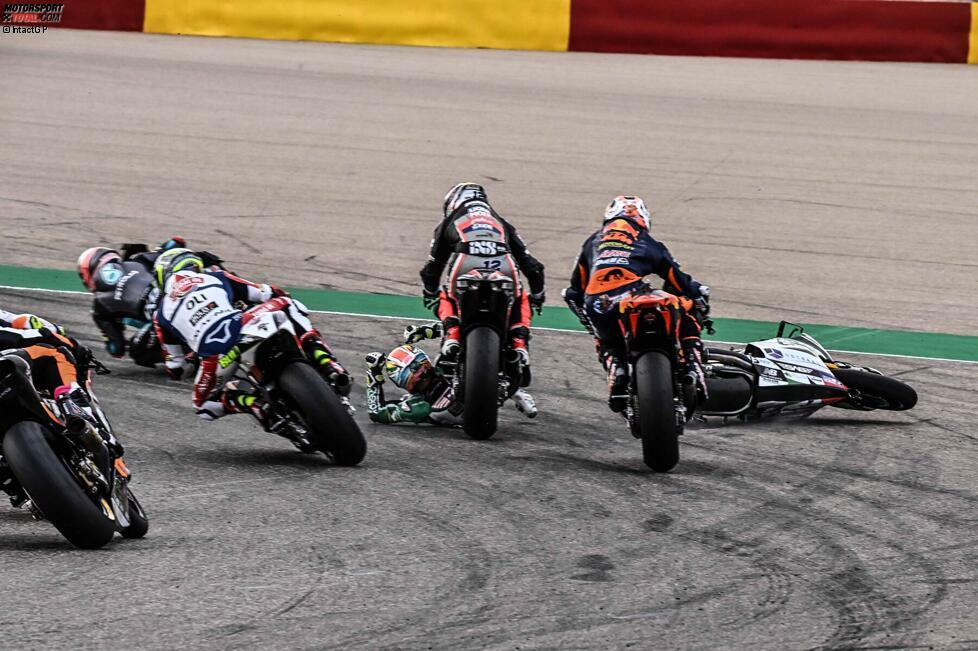 Beim Start zum Moto2-Rennen stürzt Kasma Daniel und rutscht genau in den Weg von Tom Lüthi.