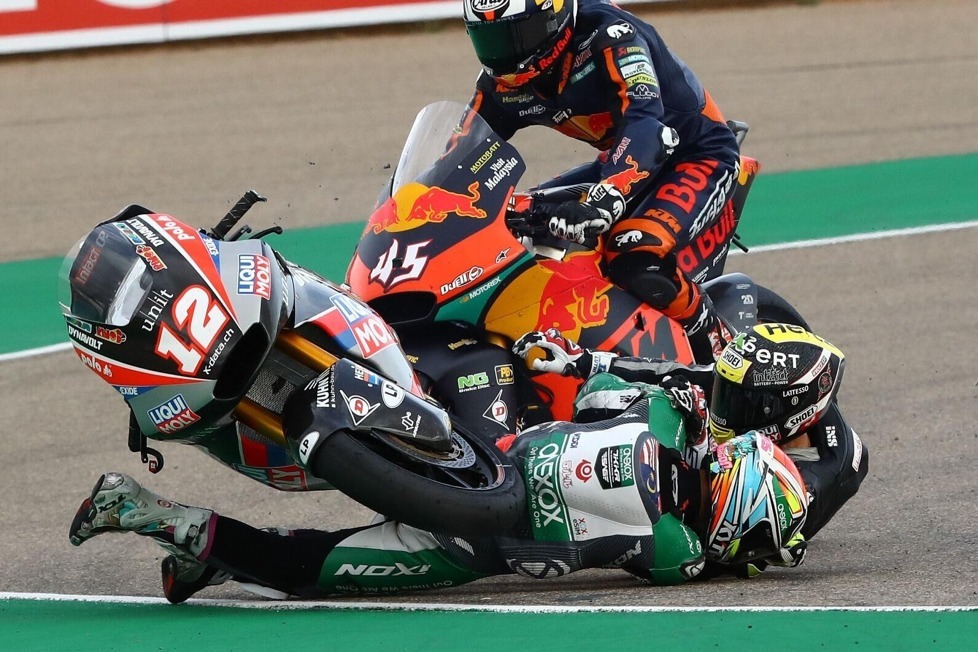 Kasma Daniel stürzt beim Start zum Moto2-Rennen in Aragon 2 - Tom Lüthi kann dem Fahrer aus Malaysia nicht ausweichen - Beide kommen glimpflich davon