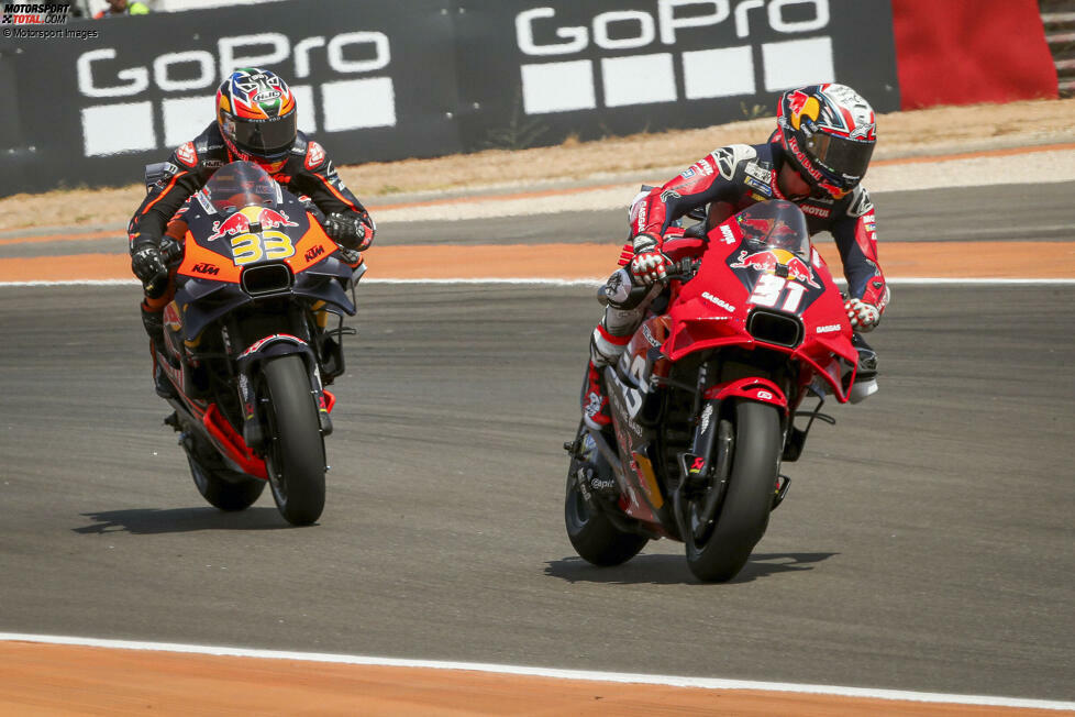 Der einzige, der es 2024 mit einer KTM mehrmals auf das Podium schafft, ist Rookie Pedro Acosta in Diensten von Tech3-GasGas. Für 2025 steigt der junge Spanier ins KTM-Werksteam auf und wird damit neuer Teamkollege von Binder.