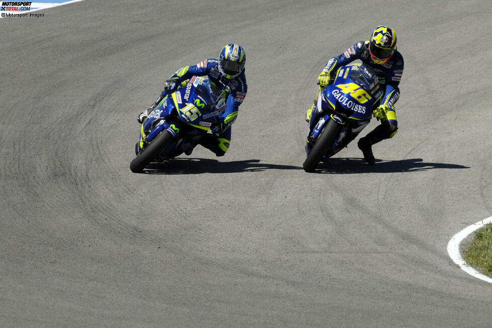 In der letzten Runde probiert Valentino Rossi in der letzten Kurve ein Überholmanöver gegen Sete Gibernau. Es ist das Duell um den Sieg beim Saisonauftakt 2005.