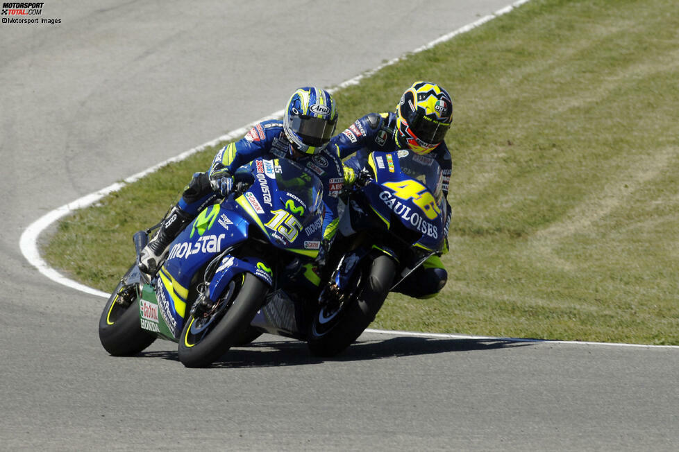 Der Rempler schickt Gibernau nach außen Richtung Kiesbett. Er stürzt nicht und kann auch über die Ziellinie fahren - als Zweiter hinter Rossi.