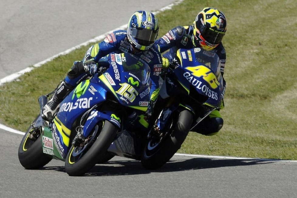 Jerez 2005: Im Duell um den Sieg fährt Valentino Rossi in der Zielkurve ein hartes Manöver gegen Sete Gibernau und schickt den Spanier ins Kiesbett